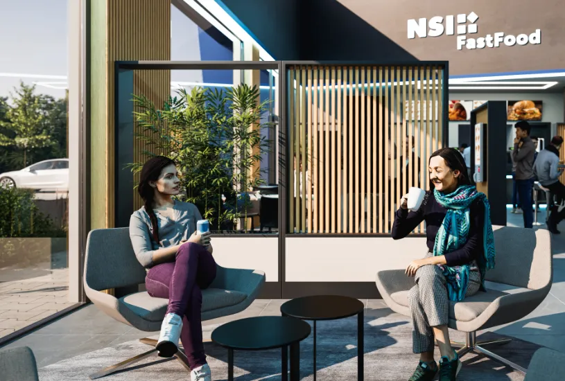 Zwei Frauen mit Getränken in einer Sitzecke