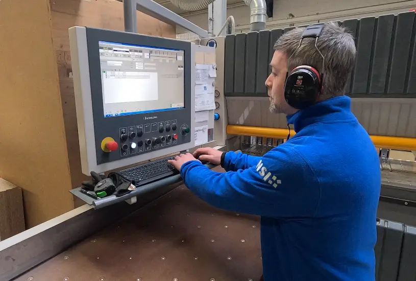 NSI Mitarbeiter konfiguriert Maschine an Monitor