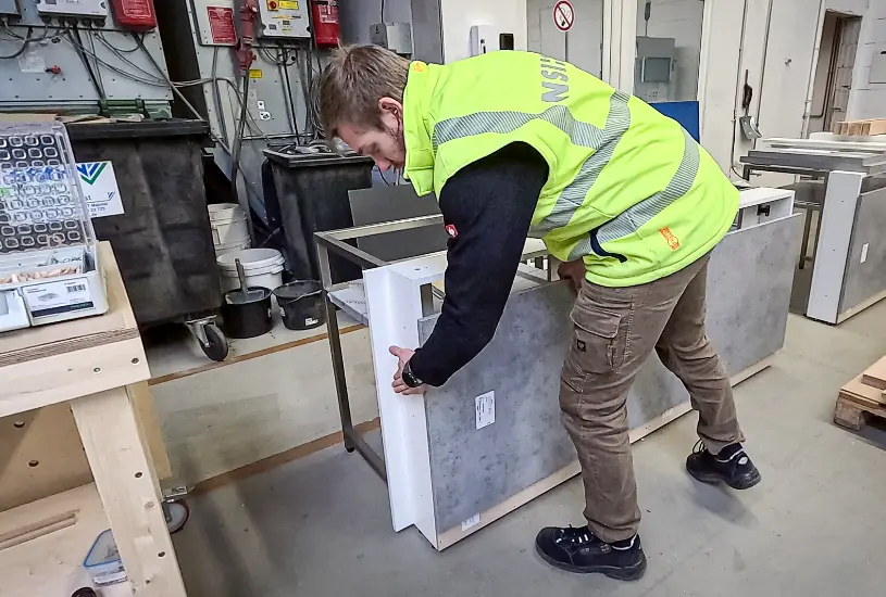 NSI Mitarbeiter montiert Möbel