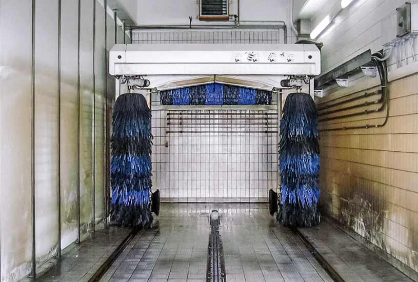 Waschanlage mit schmutzigen Wänden