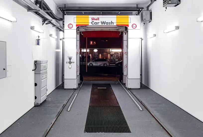 Waschhalle nach Sanierung mit Wandverkleidung, heller Ausleuchtung, neuem Boden